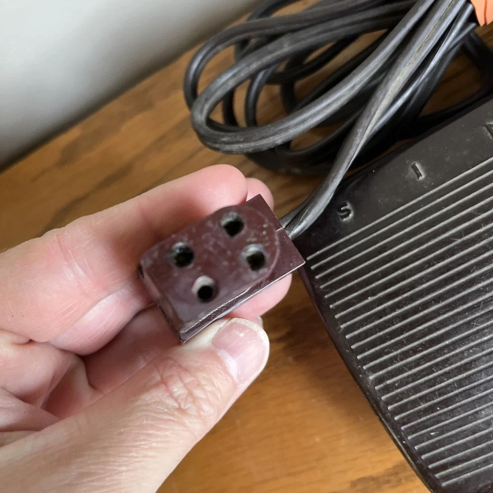 Singer CR301 Sewing Machine Controller Foot Pedal P/N 618811-007 4 Prong